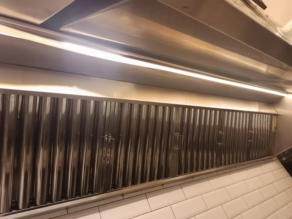 Clean commercial exhaust hood